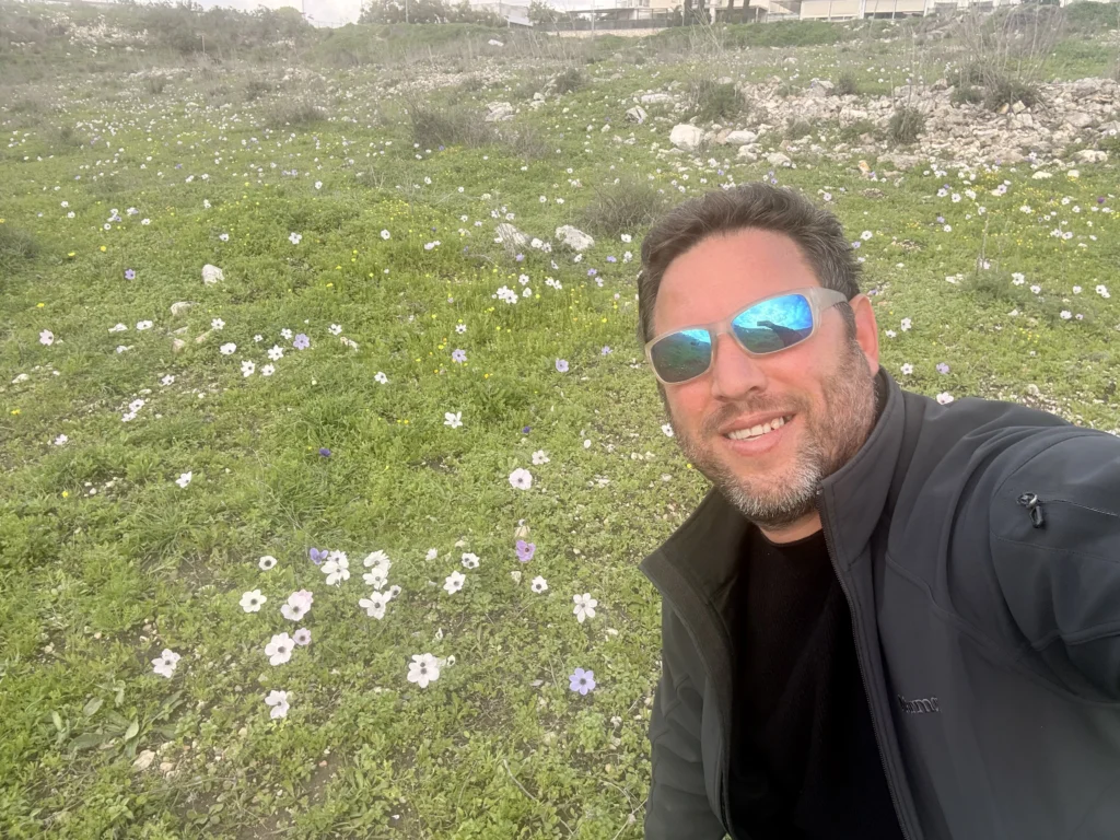 כלניות פורחות בעמק השלום ליד יקנעם